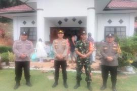 Sinergitas TNI - Polri, Melaksanakan Pengamanan Misa Malam Natal di Gereja Santo Petrus Desa Giri Mulya