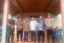 Kapolsek Giri Mulya Pimpin Pengamanan Misa Malam Natal di Gereja GKSBS Desa Giri Mulya
