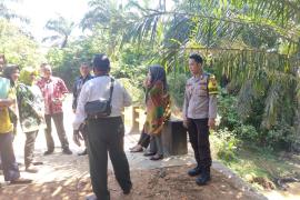Bhabinkamtibmas Polsek Air Besi Hadiri Kegiatan Sertifikasi Pembangunan Jembatan Jalan Usaha Tani Desa Pasar Bembah