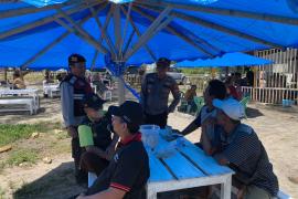 Awal Tahun 2024, Kapolsek Bersama Anggotanya Berikan Imbauan dilokasi Wisata Pantai Serangai