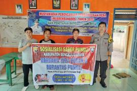 Bhabikamtibmas Polsek Lais Sosialisasikan Saber Pungli di Kantor Desa Padang Kala