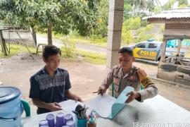 Bhabinkamtibmas Polsek Nasal Lakukan Inovasi Pelayanan Antara Alamat Penertiban SIK di Desa Ulak Pandan 