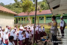 Bhabinkamtibmas Police Goes To School, Sambang ke SDN 72 Kaur 
