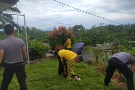 Menjaga Kebersihan dan Kedisiplinan di Lingkungan Kerja Polsek Batiknau Gelar Bersih-Bersih