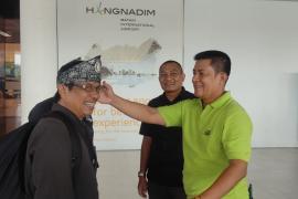 Tiba di Batam Hadiri Rapimprov I SMSI Kepri, Ketum SMSI Firdaus Dipakaikan Tanjak Melayu