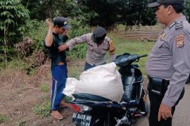 Polsek Kotapadang Lakukan Pemeriksaan Sajam dan Senjata Api di Jalur Lintas