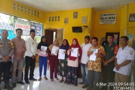 Hadiri Penyaluran BLT DD di Desa Binaan, Bhbainkamtibmas Pesankan Ini 