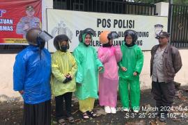 Berikan Rasa Aman, Personel Polsek Sindang Kelingi Kawal 5 Mahasiswa Asal Lubuklinggau Melintasi Jalan Rawan