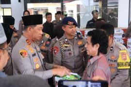 Wujud Kepedulian Polri, Kapolda Bengkulu Salurkan Bnatuan Sembako kepada Masyarakat Rejang Lebong 