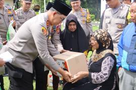 Kapolda Bengkulu Bagikan Bansos di Kepahiang, Warga Ramai-Ramai Ucapkan Terima Kasih