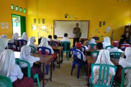 Police Go To School di SDN 32 Kaur, Bhabinkamtibmas Sampaikan Imbauan kepada Pelajar 