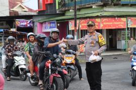 Semangat Saling Berbagi, Polres Rejang Lebong Berbagi Takjil di kepada Warga 