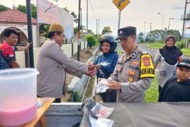 Ramadhan Berbagi, Polsek Curup Berbagi Takjil kepada Warga Simpang Nangka 