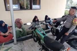 Duduk Santai, Pak Bhabin Berikan Imbauan Kamtibmas kepada Masyarakat Binaan
