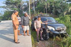 Pak Bhabin Polsek Batiknau Quick Respon Kejadian Laka Tunggal di Lintas Samban Jaya