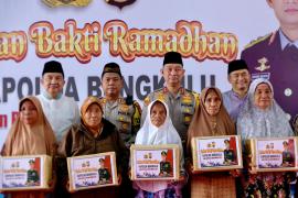 Bulan Bakti Ramadhan di Kabupaten Benteng, Kapolda Bengkulu Bagikan 100 Paket Sembako