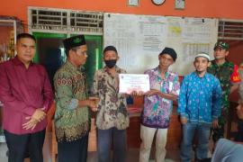 Personel Polsek Batiknau Hadiri Pembagian BLT DD di Kantor Desa Samban Jaya