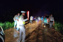 Quick Respon Polsek Giri Mulya Amankan Jalur Longsor di Bukit Resam 