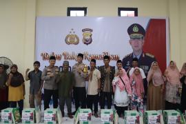 Kapolda Bengkulu Bagikn 100 Paket Sembako kepada Masyarakat Mukomuko 
