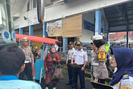 Polres Rejang Lebong Ramcek Transporatasi Umum dan Berikan Imbauan Kamseltibcarlantas kepada Sopir Armada 