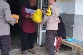 Polsek Curup Bagikan Bingkisan Lebaran Kepada Kaum Dhuafa