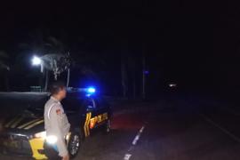 Jaga Harkamtibmas Malam Hari, Jajaran Polsek Batiknau Gelar Patroli Blue Light 