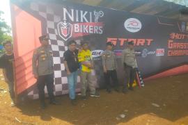Personel Polsek Air Besi Berhasil Amankan Open Grasstrack Championship 2024 di Desa Tanjung Karet
