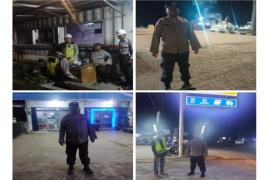 Patroli Malam, Personel Polsek KSKP Pulau Baai Sambangi Tempat-Tempat Berpotensi Terjadinya Kamtibmas  