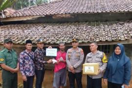 Kapolsek Giri Mulya Laksanakan kegiatan Pembagian BLT DD dan Pembagian Baksos Polsek Giri Mulya di Desa Suka Makmur