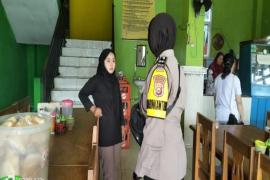 Jalin Komunikasi Bersama Warga Binaan, Bhabinkamtibmas Sambangi Warga dan Sampaikan Pesan-Pesan Kamtibmas 