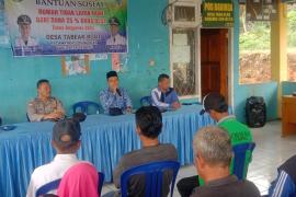 Kanit Binmas Polsek Lebong Atas Hadiri Pembagian Bansos di Desa Tabeak Blau