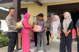 Bhayangkari Polsek Batiknau Peduli, Bagikan Bantuan kepada Warga Kurang Mampu 