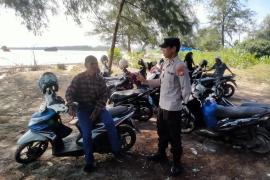 Personel Polsek KSKP Pulau Baai Patroli di Lokasi Kapal Karam Terbelah Sampaikan Imbauan Kamtibmas 