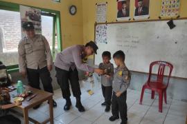 Bhabinkamtibmas Polsek Maje Police Go To School di TK PGRI Kaur
