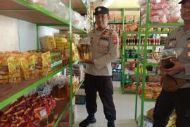 Personel Polsek Maje Cek Ketersedian Bahan Sembako dan Minyak Goreng 