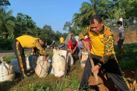 Kapolsek Giri Mulya Bersama Warga Gelar Gotong Royong Antisipasi Banjir di Desa Wonoharjo