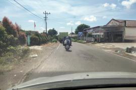 Polsek Sindang Kelingi Kawal Warga yang Ingin Melintas Jalan Lintas Curup-Lubuklinggau