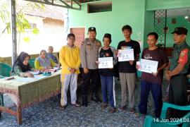 Bhabinkamtibmas Polsek Nasal Monitoring Penyaluran BLT-DD du Desa Suku Tiga 