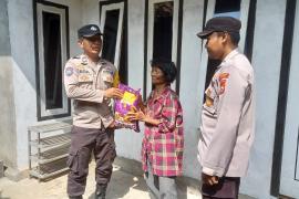 Program Selasa Berbagi Polsek Maje Bagikan Sembako Kepada Warga Kurang Mampu di Desa Wayhawang