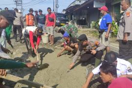 Kapolsek Giri Mulya Pimpin Kegiatan Polisi Peduli Prioritas Tambal Jalan (Si Potal) untuk Keselamatan Masyarakat