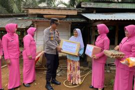 Bakti Sosial Polsek Padang Jaya Dalam Rangka Menyambut HUT Bhayangkara Ke 78 Tahun 2024