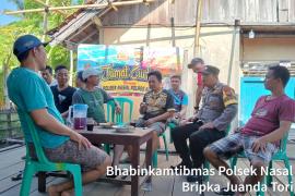 Jalin Kedektan dengan Masyarkat, Bhabinkamtibmas Polsek Nasal Jumat Curhat di Desa Merpas