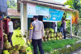 Personil Polsek Nasal Monitoring Perkembangan harga Sembako, Pupuk Subsidi dan Gas Elpiji 3kg di Wilkum 