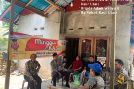 Minggu Kasih di Desa Coko Enau Polsek Kaur Utara Dengarkan Situasi Terkait Kamtibmas dari Warga 