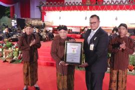 Gelar Wayang Kulit dan Libatkan UMKM dalam Hari Bhayangkara ke-78, Polri Raih Dua Rekor MURI