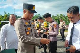 Kapolsek Batik Nau Lakukan Pemeriksaan Kelengkapan Administrasi Personel
