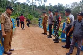 Kapolsek Batik Nau Bersama Babinkamtibmas Polsek Batik Nau Hadiri Sertifikasi Pembangunan Jembatan dan Air Bersih