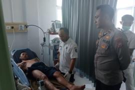 Quick Respon, Kapolsek Batiknau Datangi TKP Laka Lantas dan Membawa Korban Ke RS Lagita