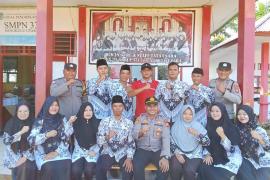 Police Go To School, Kapolsek Giri Mulya Beri Amanat Saat Jadi Pembina Upacara di SMPN 33 BU