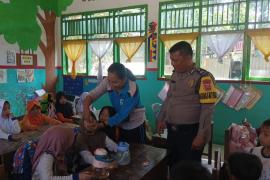 Polsek Giri Mulya Lakukan Koordinasi dan Pengawasan Pelaksanaan Pekan Imunisasi Nasional Polio di Kec Giri Mulya 